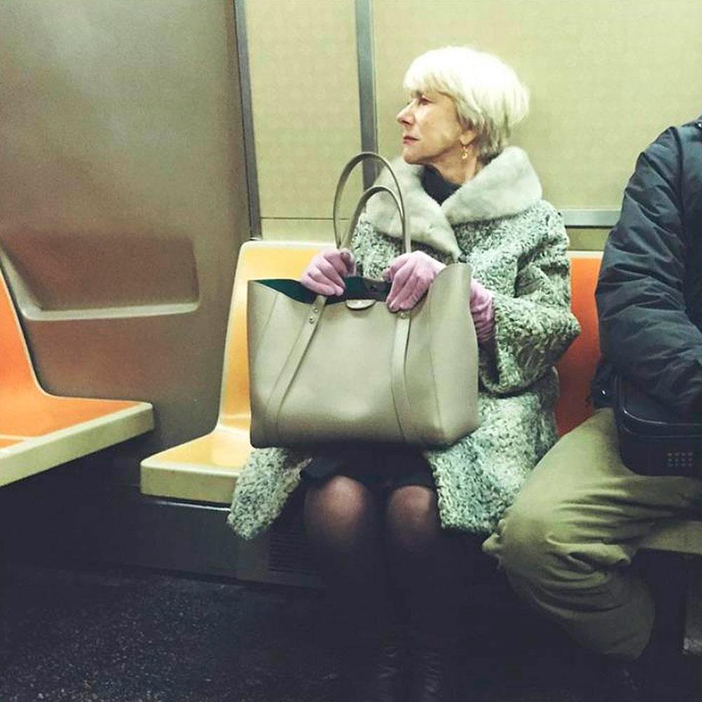 Skådespelaren Helen Mirren fastnade på bild när hon åkte t-bana i New York. Bredvid satt en skrevande man.