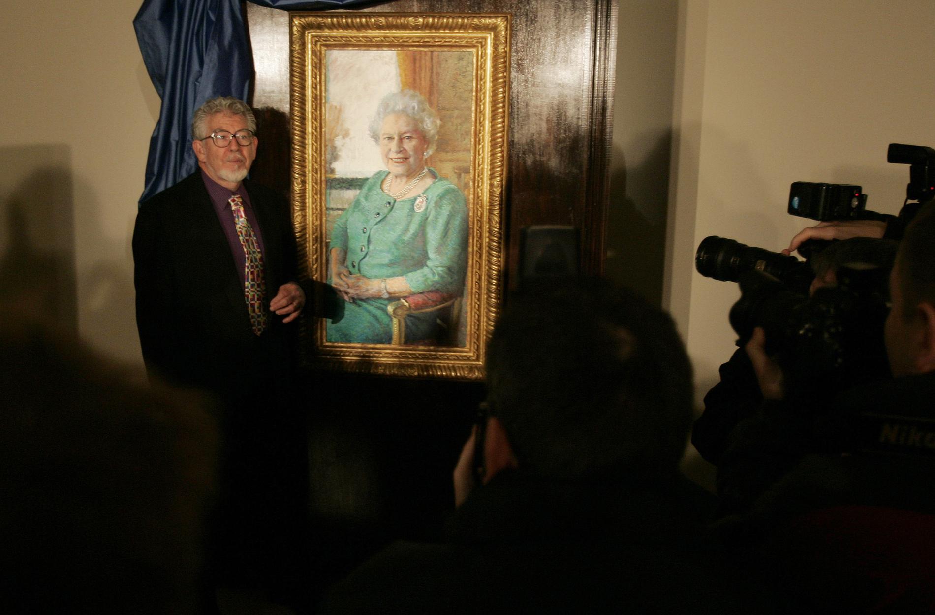 Rolf Harris bredvid sitt drottningporträtt.