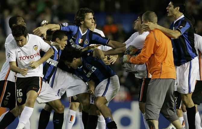 Zlatan och Inter åkte ur Champions League redan i åttondelen 2006/07 efter förlust mot Valencia. På bilden hettar det till i returen på Mestalla.