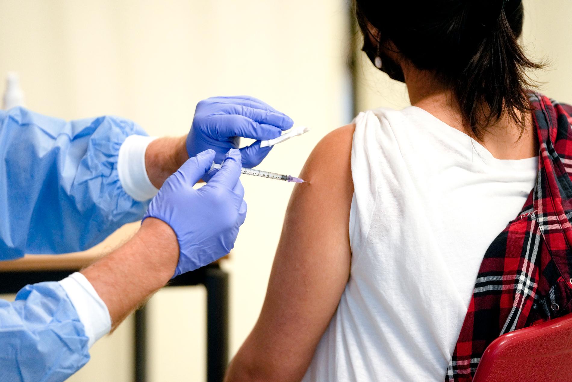 Vaccinera – eller inte? Frågan om huruvida högstadiebarn ska vaccineras mot covid-19 har varit knepig att utreda.