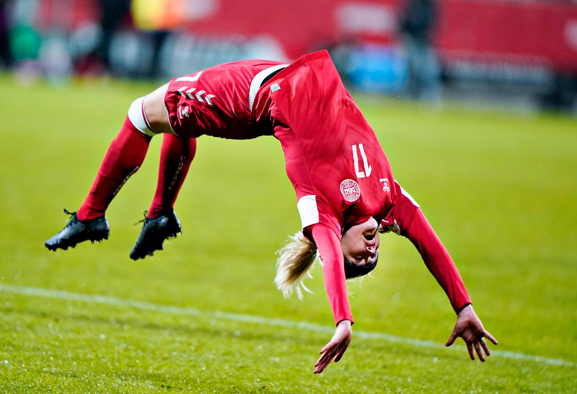 Rikke Madsen stod för matchens snyggaste målgest när Danmark krossade Georgien med 14–0 i EM-kvalet i fotboll.