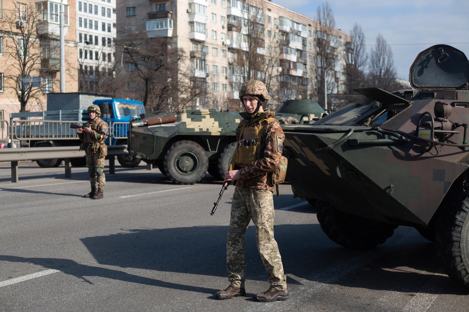 Ukrainska soldater vid en säkerhetskontroll i Kiev.