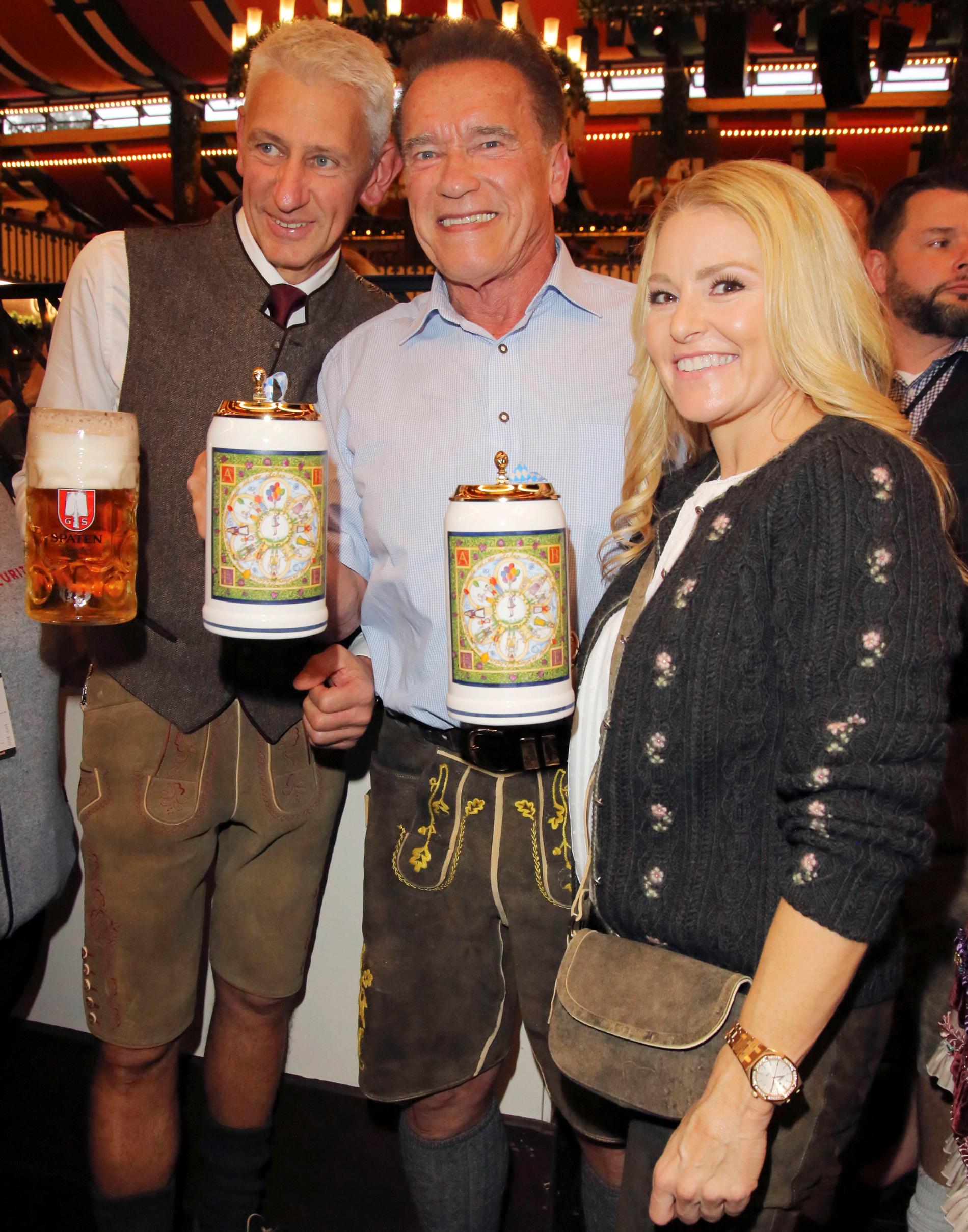 Arnold Schwarzenegger på Oktoberfest i München tillsammans med flickvännen Heather Milligan.