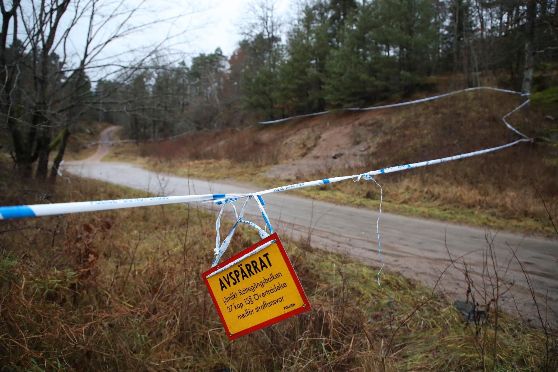 Ett skogsområde utanför Uddevalla spärrades av i samband med sökandet efter den 17-åriga flickan. Arkivbild.