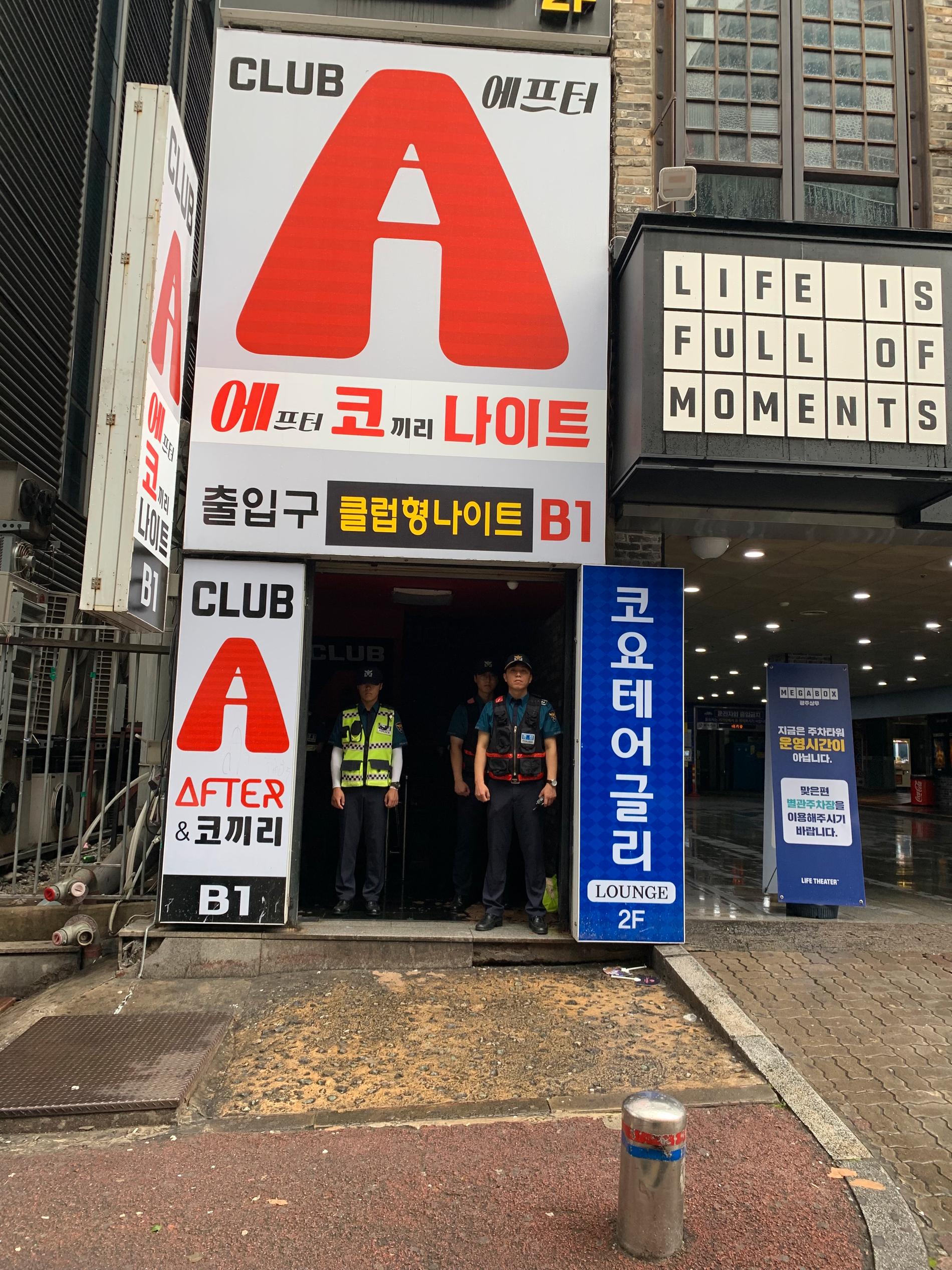 Olyckan inträffade på nattklubben Coyote Ugly nära VM-byn i Gwangju.