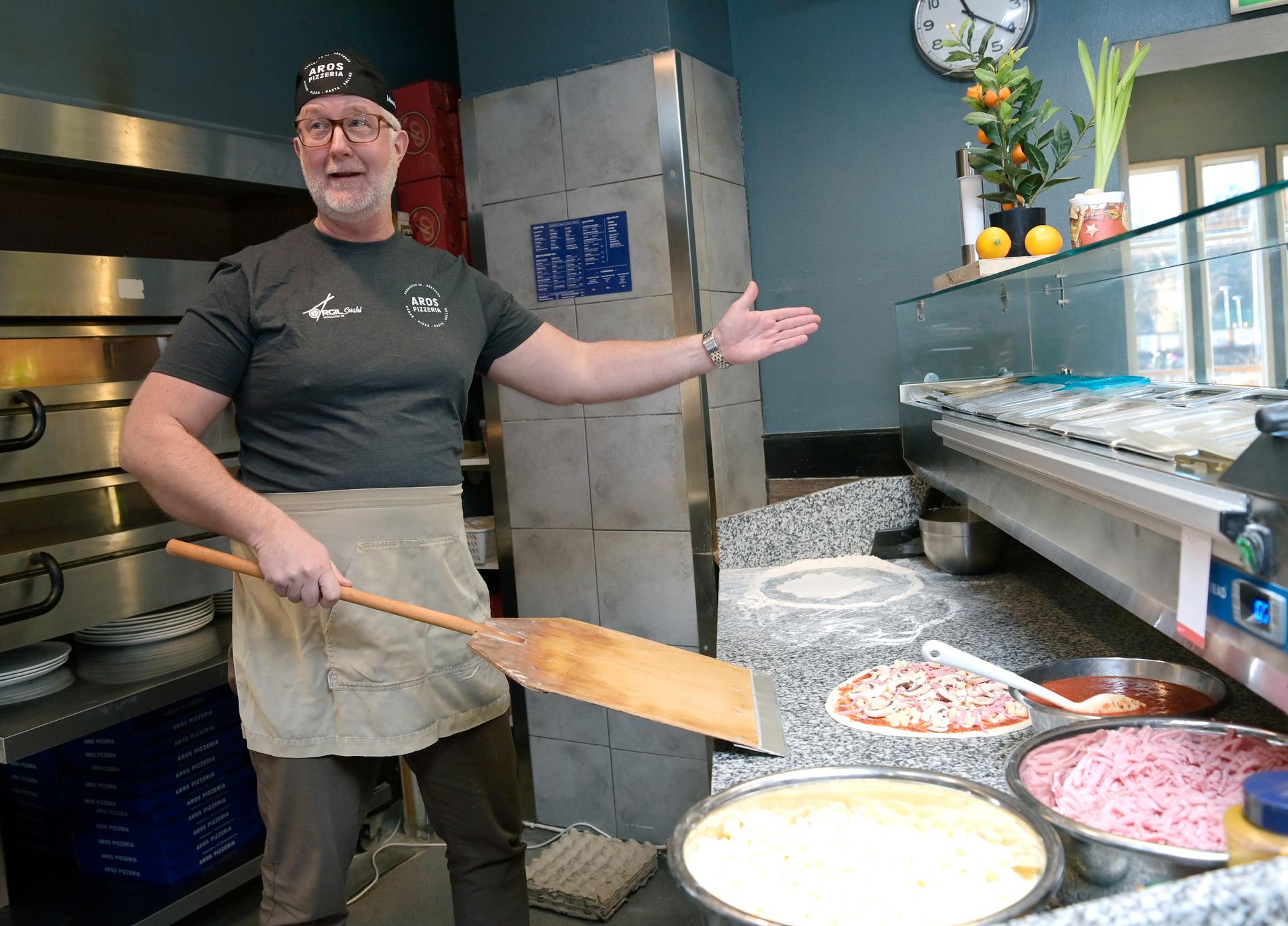 Johan Pehrson bakade pizzor i Västerås på måndagen.