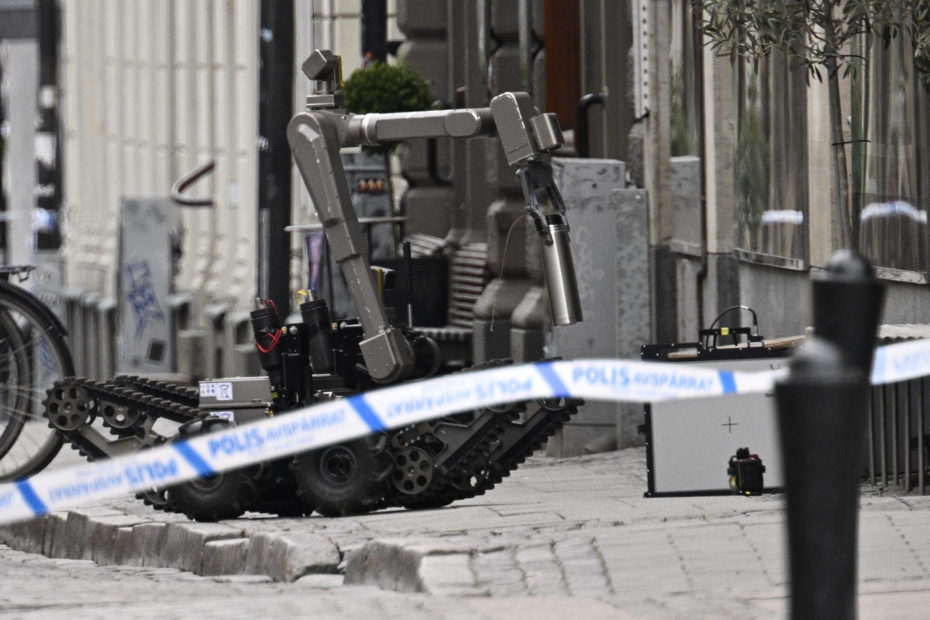 Polis och avspärrningar på Klostergatan i centrala Lund efter att ett misstänkt farligt föremål påträffats på måndagen.