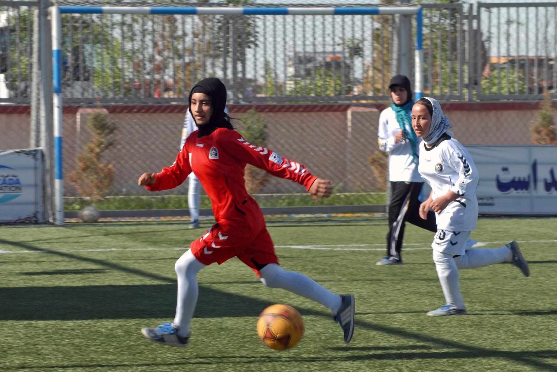 Match mellan två skollag 2014 – fyra år efter att det afghanska damlandslaget bildades. 