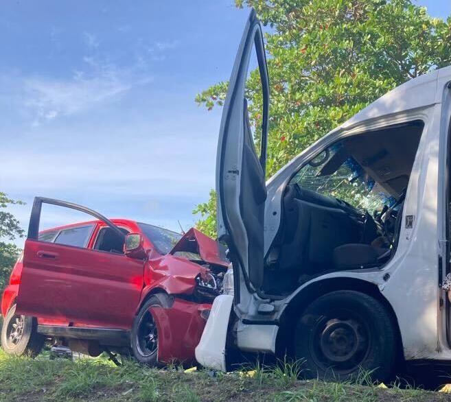 Åtta svenska turister var i minibussen på väg hem från en mässa i en kyrka när bussen frontalkrockade med en bil.
