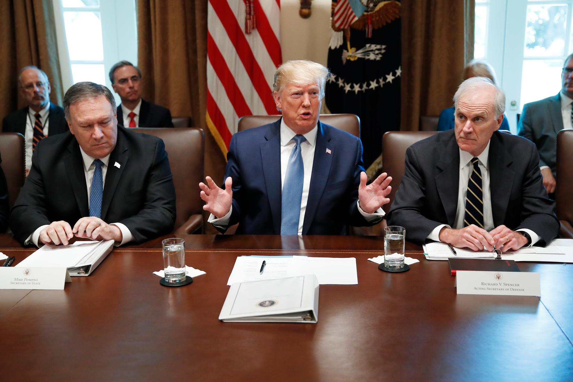 Richard Spencer, till höger, vid ett tidigare möte med bland andra utrikesminister Mike Pompeo (till vänster) och president Donald Trump.
