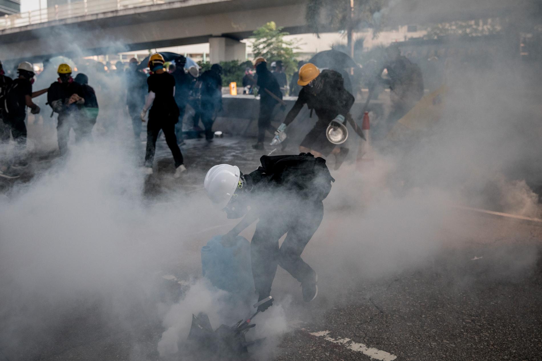 Våldsamma sammandrabbningar rapporteras mellan demonstranter och polis i Hongkong