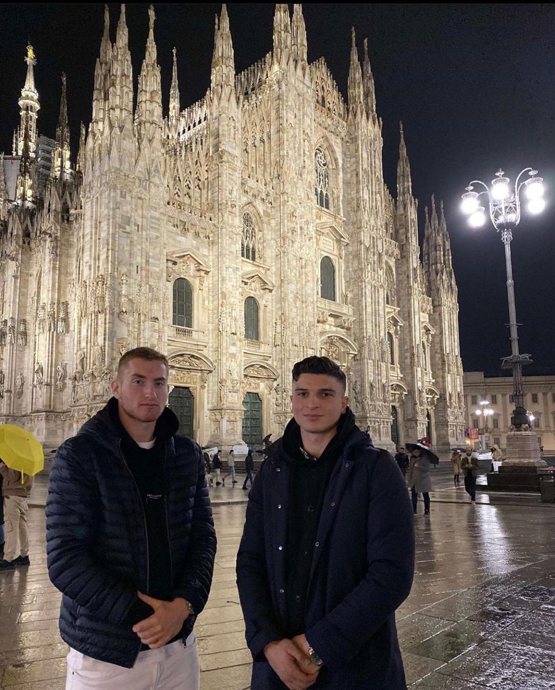 Dejan Kulusevski och Mark Gorgos framför Milanos domkyrka, Il Duomo.