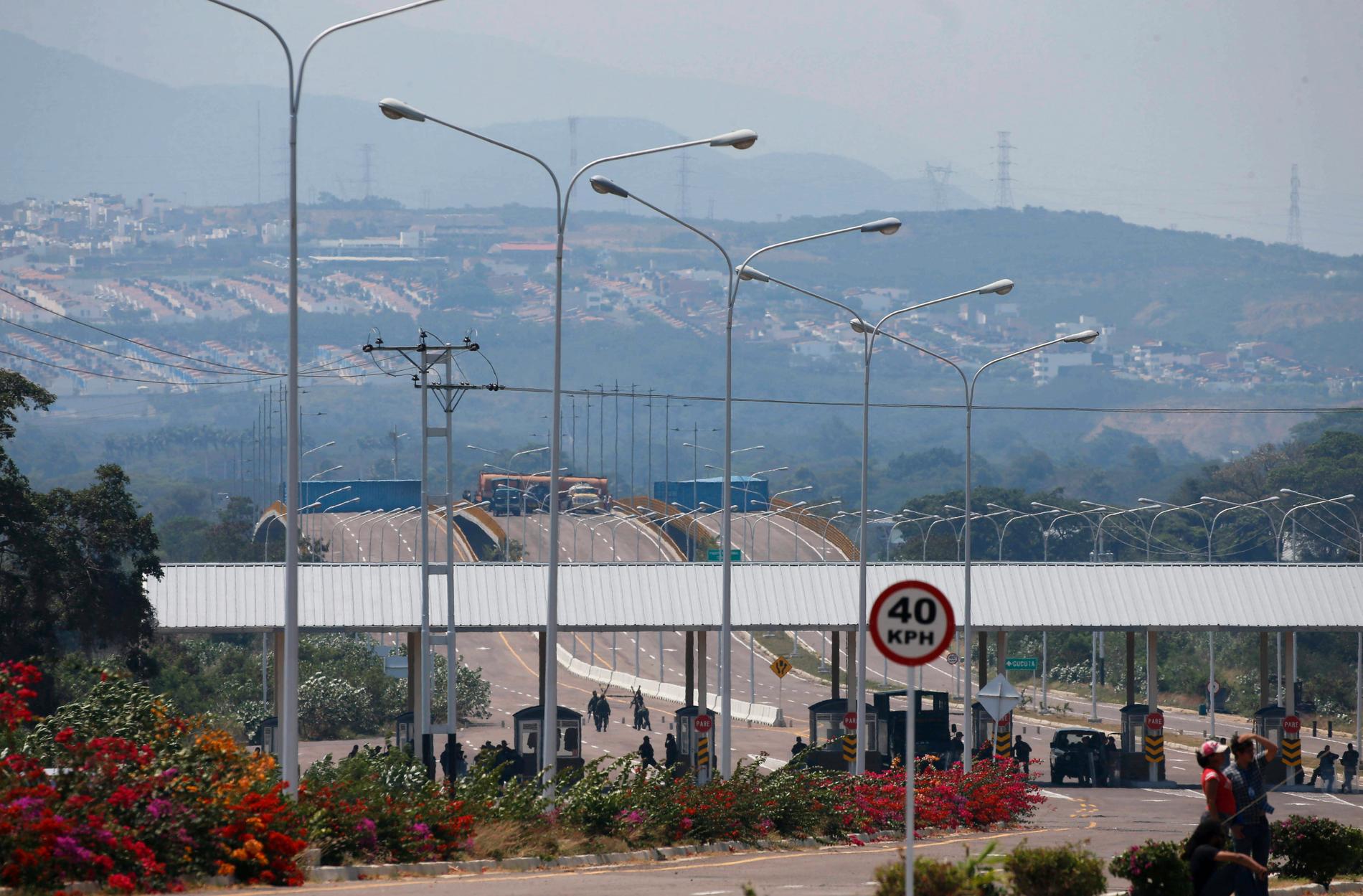 Venezuelanska soldater vaktar gränsen mot Colombia vid bron Tiendita, nära staden Urena. Bild från 12 februari.
