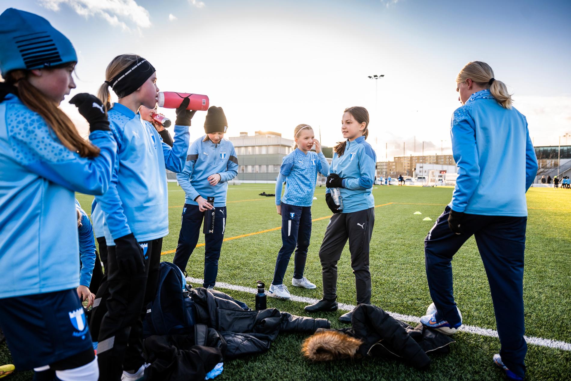 Svenska Fotbollförbundet vill att alla unga kvinnor ska kunna spela fotboll även fast de har mens. 