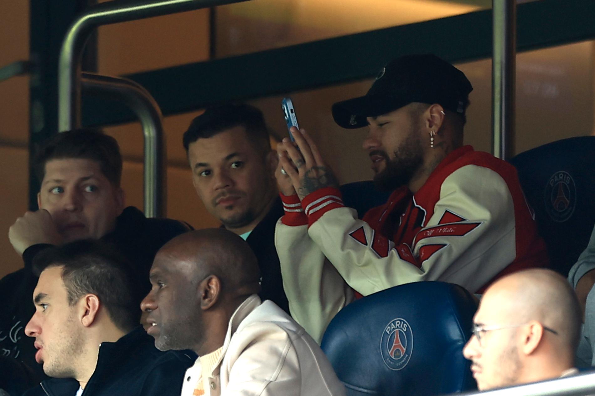 Neymar på läktaren under PSG:s match mot Lorient. 