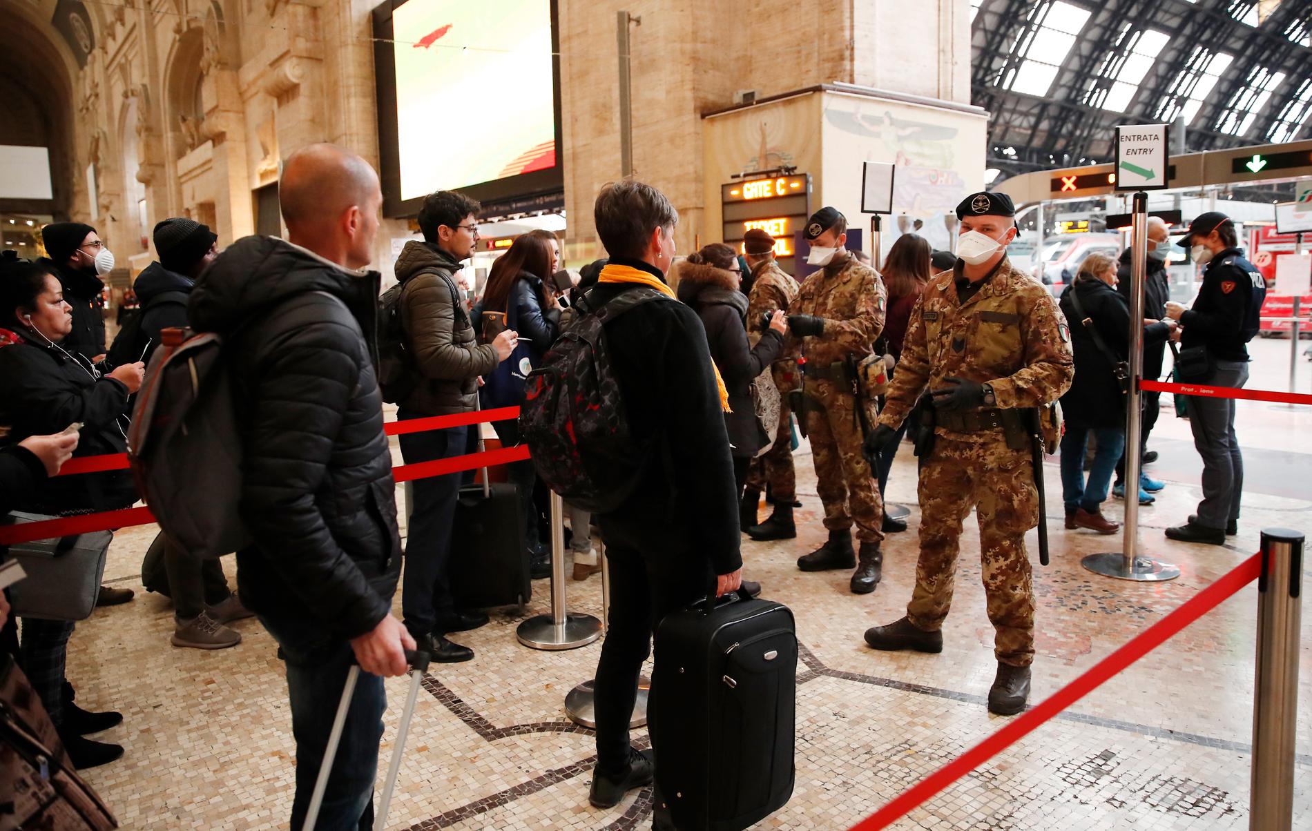Militären kontrollerar resande på Milanos tågstation.