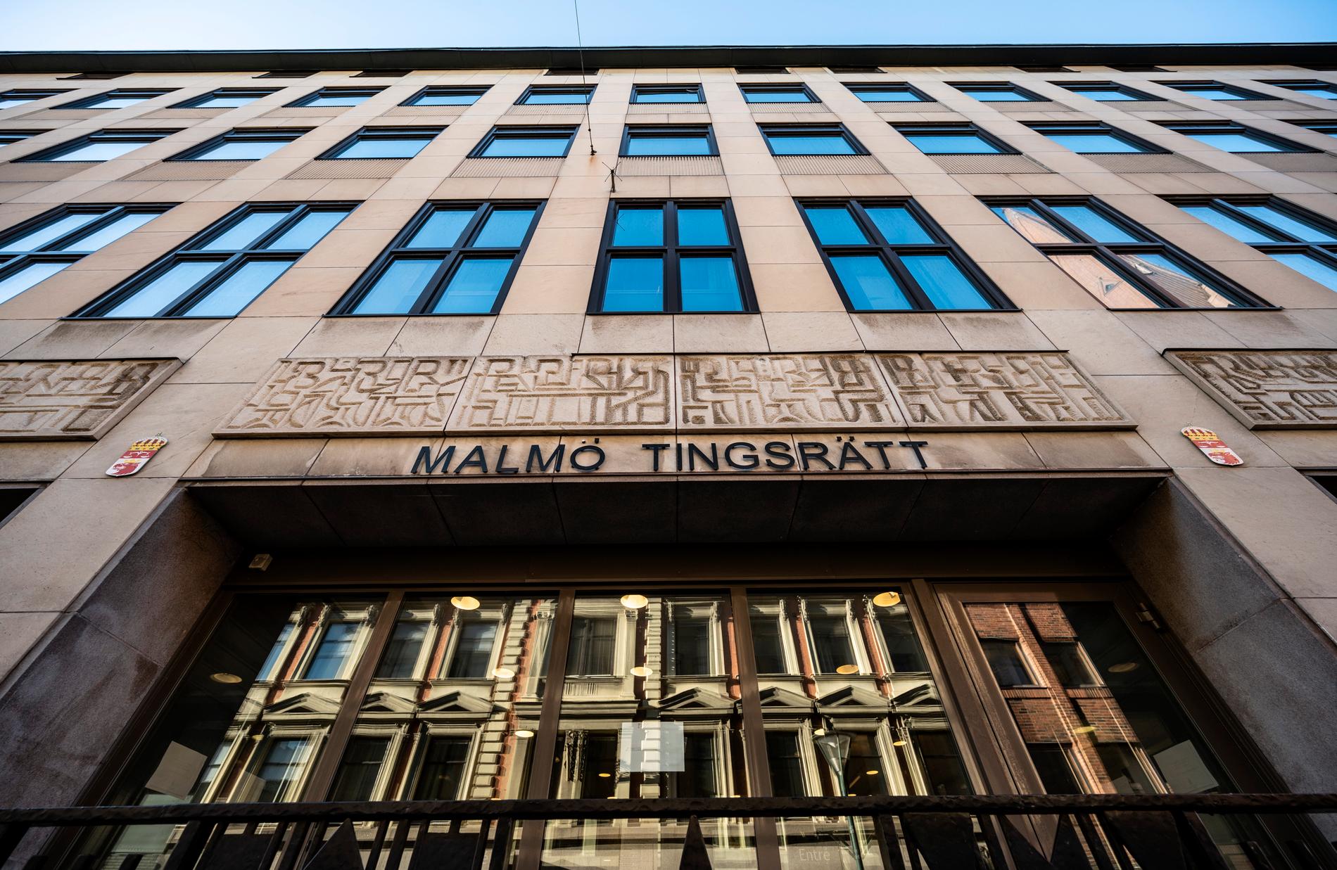 Malmö tingsrätt dömer en man till fyra och ett halvt års fängelse för fyra våldtäkter och omfattande olaga förföljelse. Arkivbild.