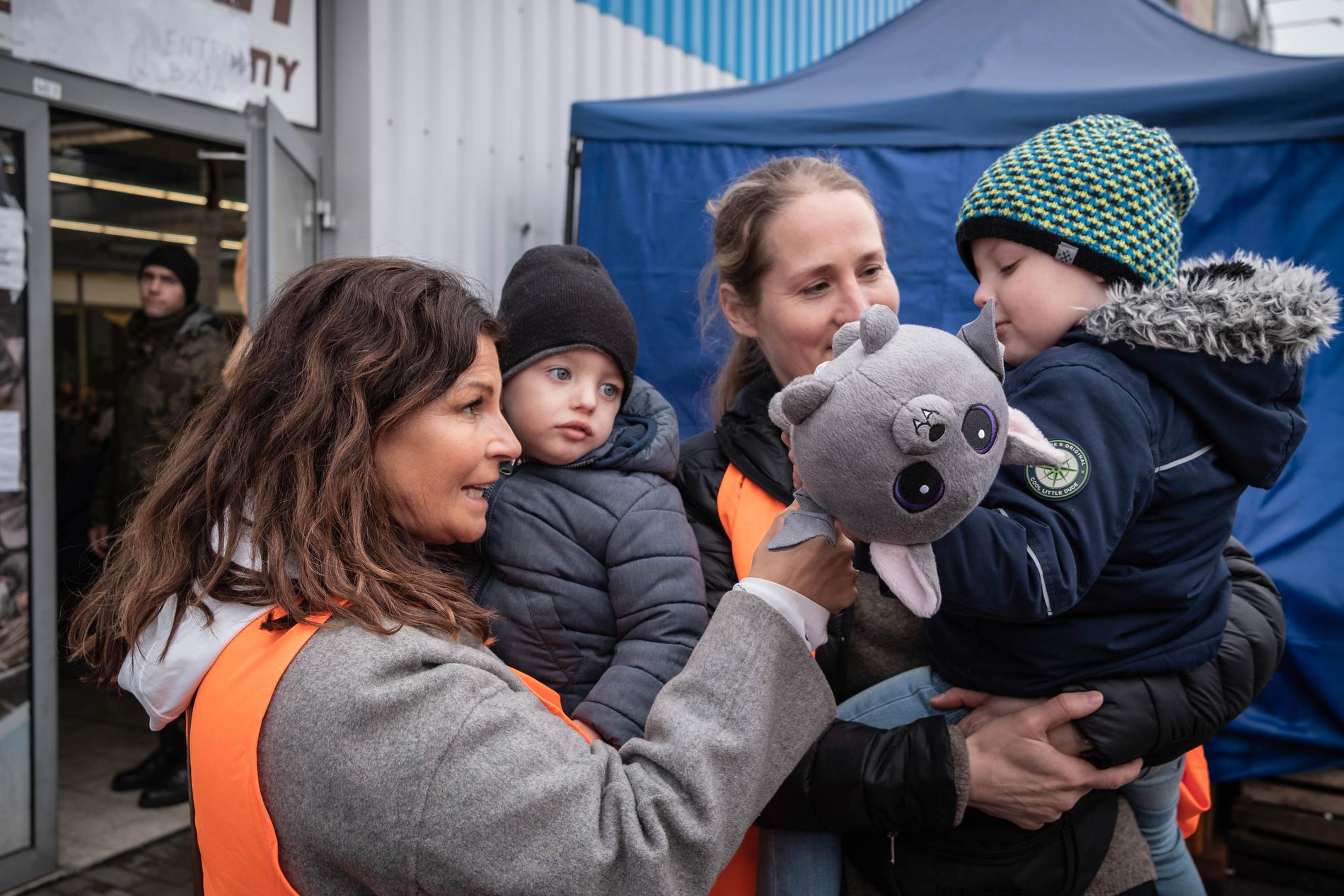 Flyktingmottagningscentret Hala Kijowska, Korczowa i Polen. Carola med Elly Reinolds från OperationAid tar emot en familj som ska till Sverige.