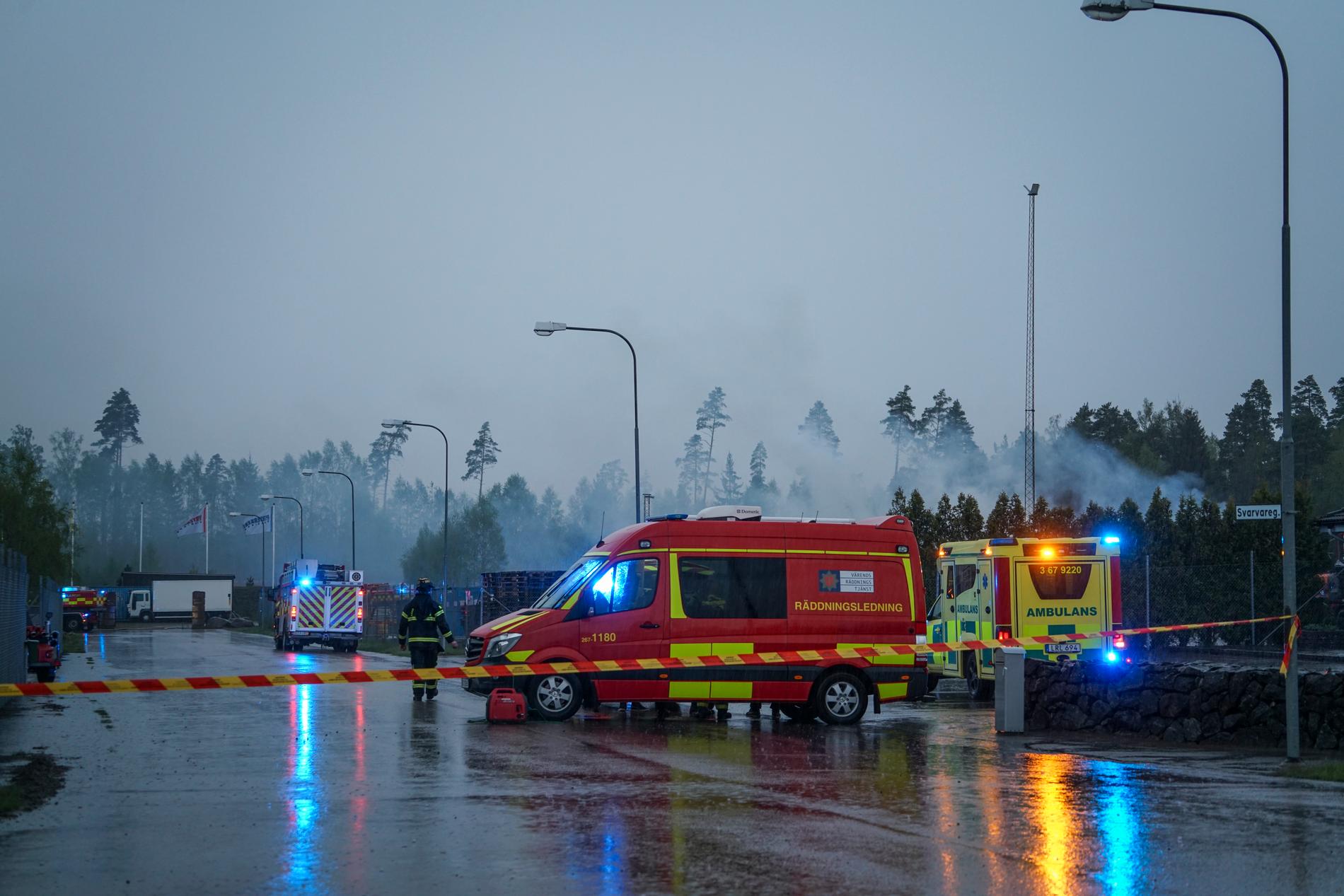 En brand utbröt efter ett blixtnedslag i en fyrverkeributik i Ljungby.