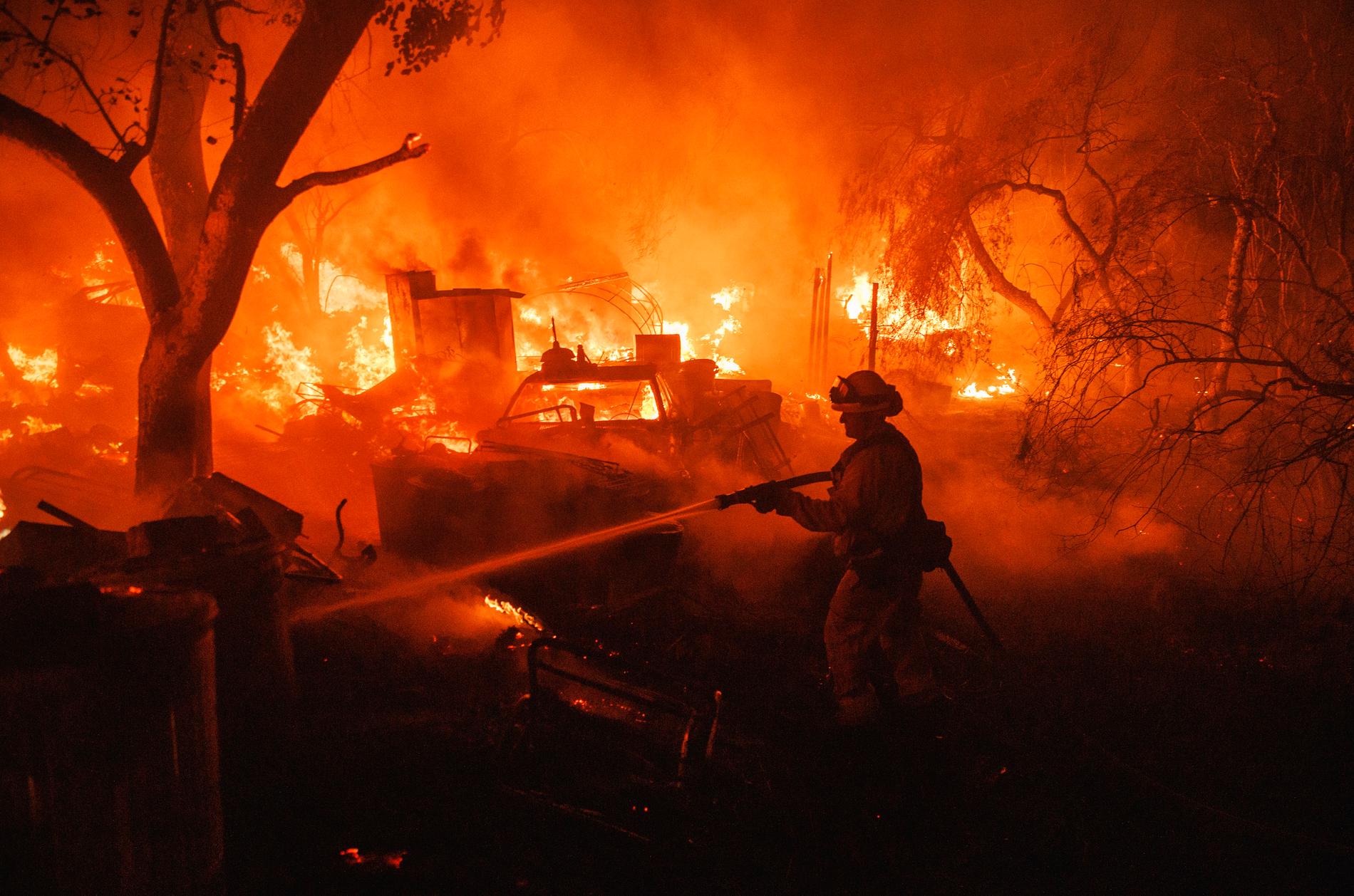 Bränder rasar fortfarande på flera håll i Kalifornien.