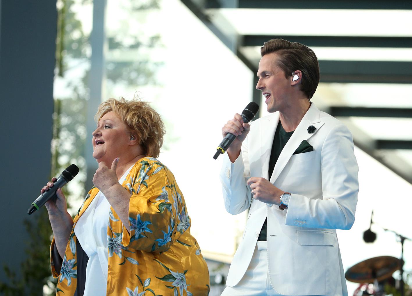 David Lindgren och Marianne Mörck framförde ett medley av Lill-Babs låtar.