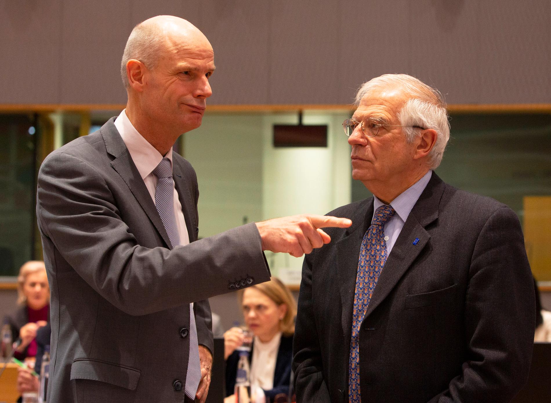 EU:s nye utrikeschef Josep Borrell (till höger) tillsammans med Nederländernas utrikesminister Stef Blok.