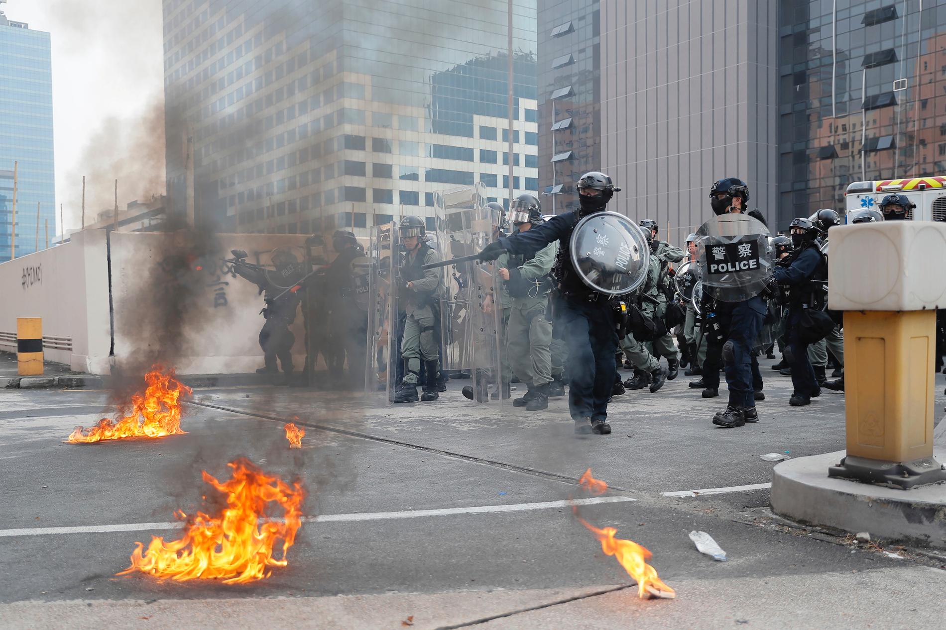 Våldsamma sammandrabbningar rapporteras mellan demonstranter och polis i Honkgong.