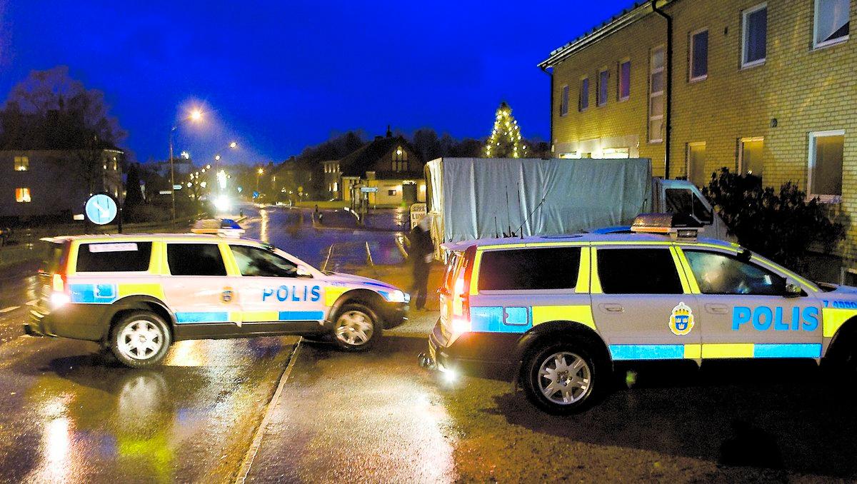 Till förhör Efter att ha sammanställt förhör med anhöriga och grannar till mördade Uno Andersson i lilla Rörvik, kunde polisen under gårdagen plocka in en ung pojke till förhör. Pojken anhölls senare på sannolika skäl misstänkt för mordet på 81-åringen.