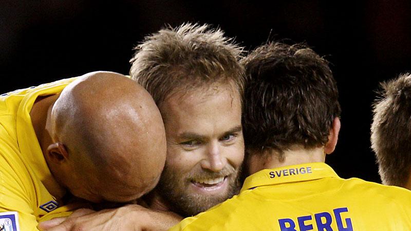Olof Mellberg firar ett mål i landslaget.