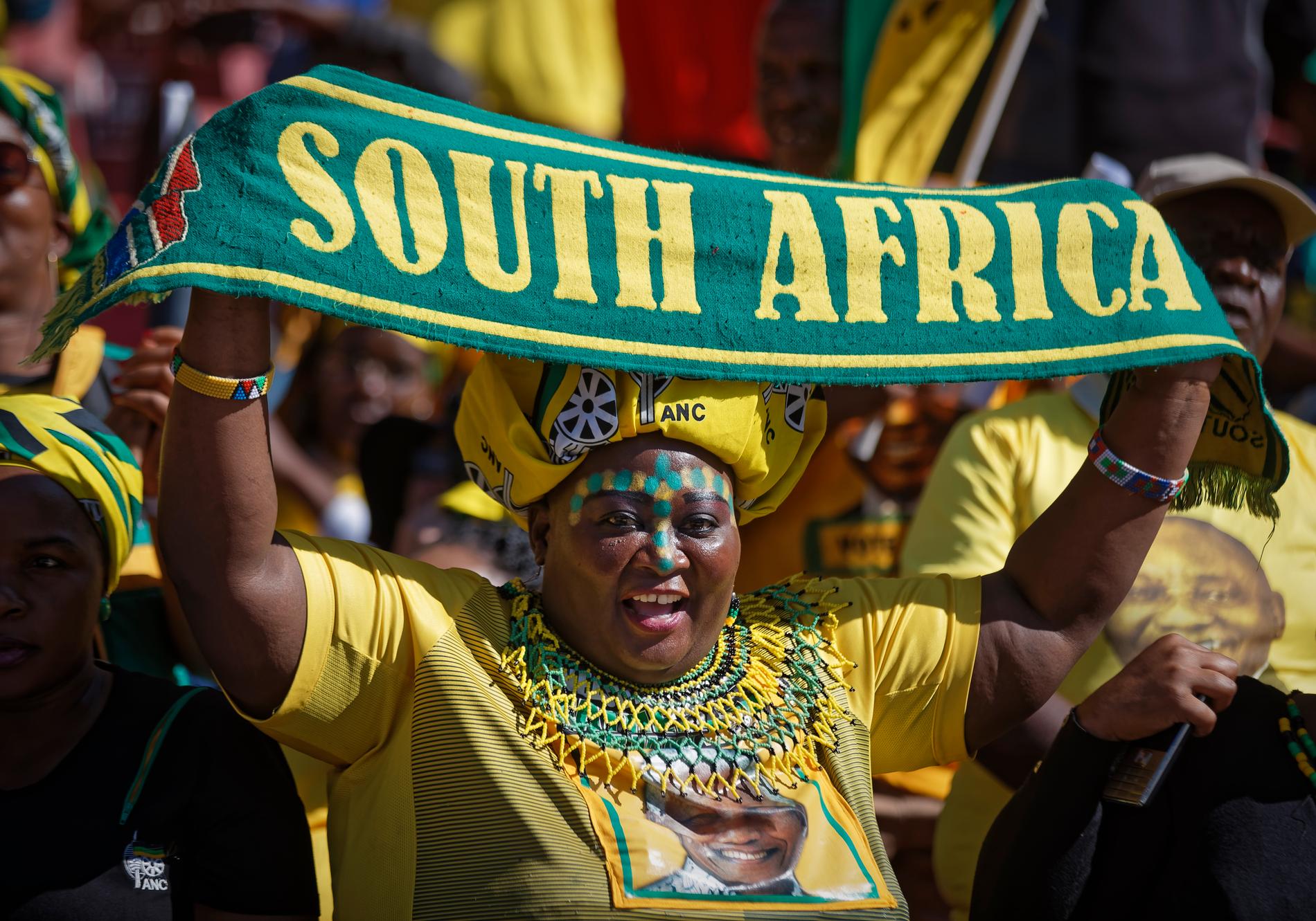 Anhängare till regeringspartiet ANC på ett av de sista stora valmötena inför det sydafrikanska parlamentsvalet i onsdags.