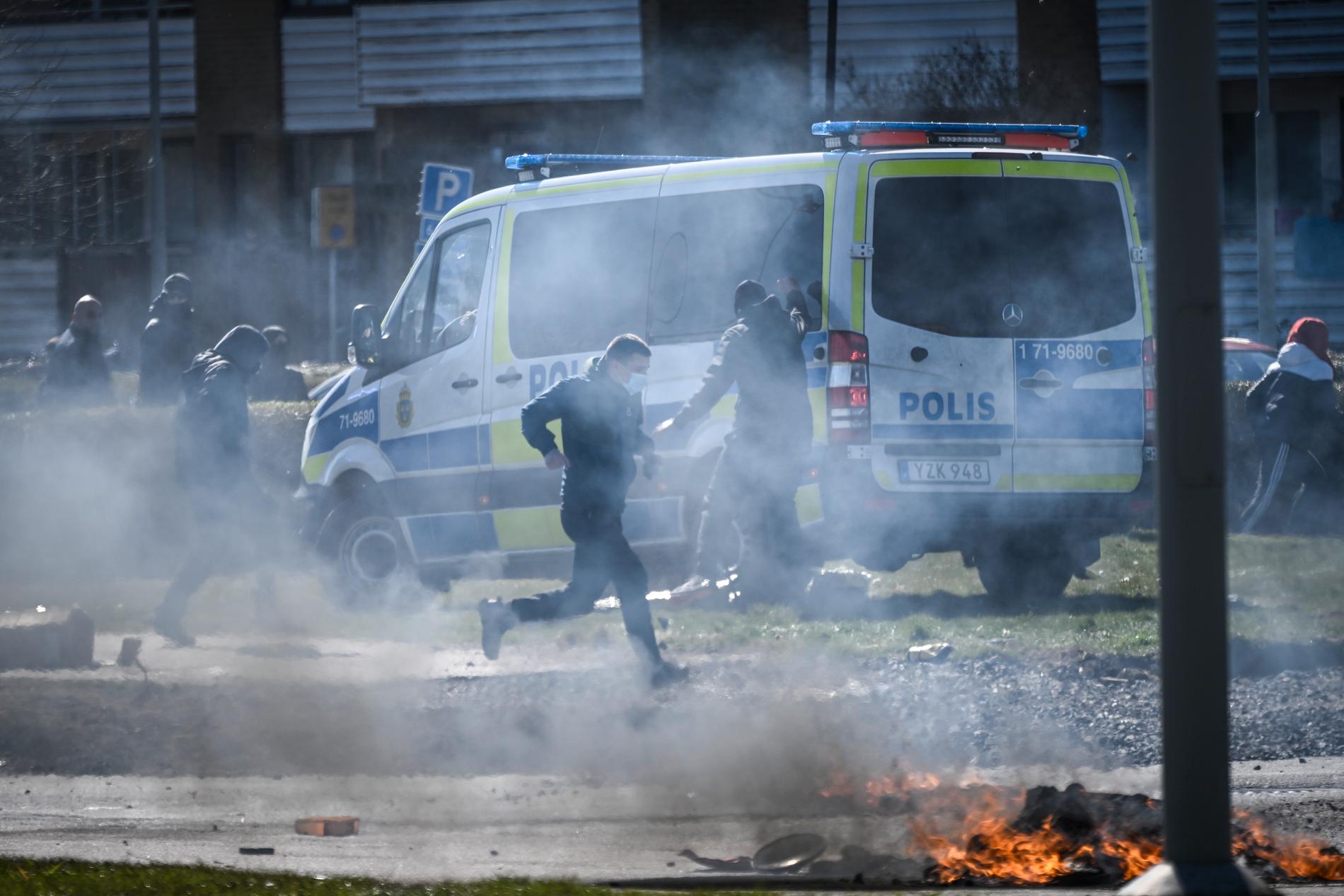 Personer attackerar en polisbuss i Landskrona på lördagseftermiddagen. 
