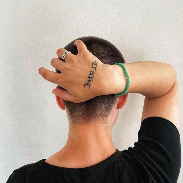 Julijas tatuering med ord ”nej till krig”