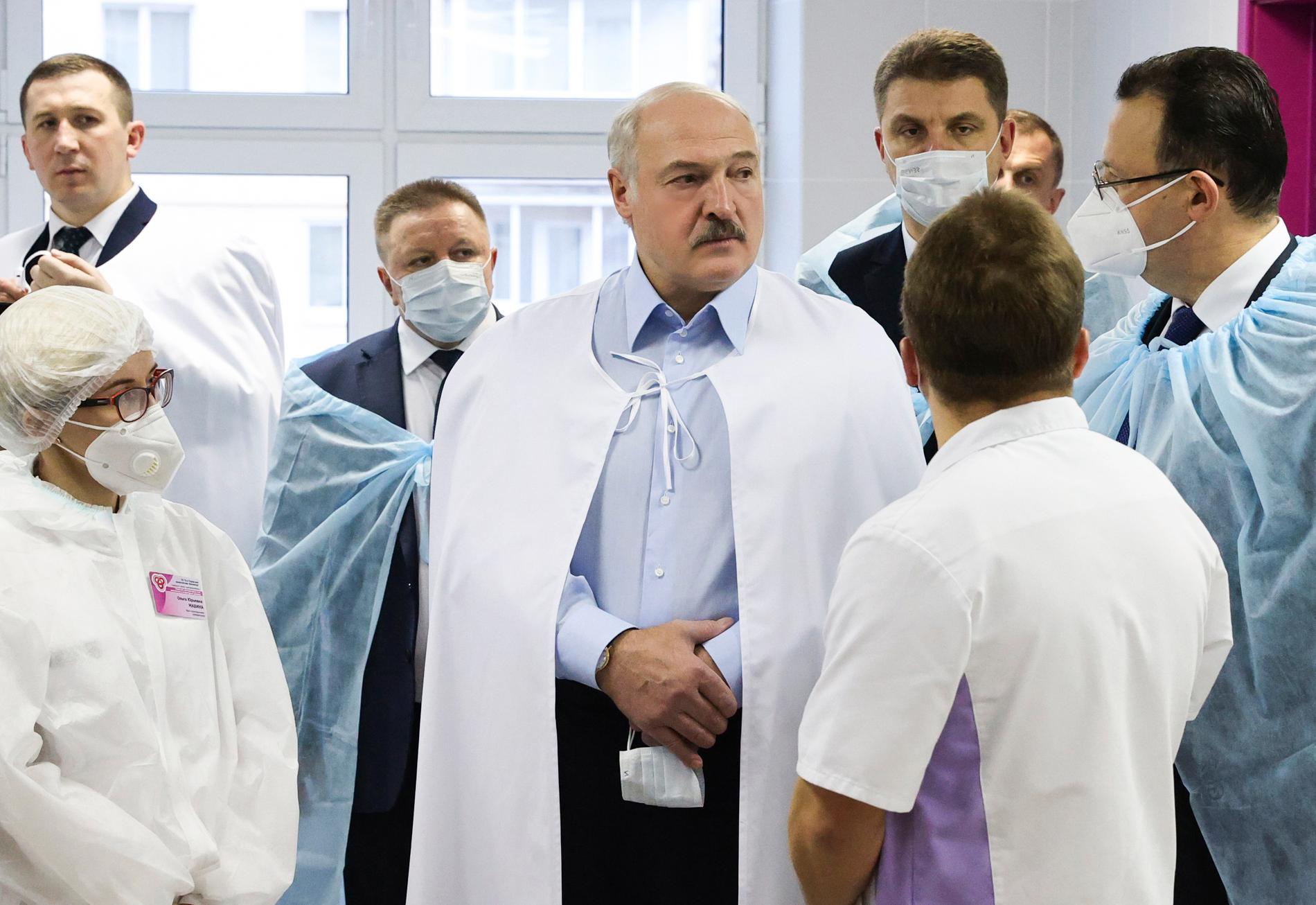 Gatuprotesterna fortsätter mot Belarus auktoritäre ledare Aleksandr Lukasjenko. Här syns han under ett besök i veckan på en blodtransfusionscentral i Minsk.