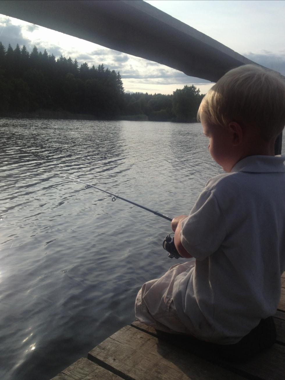 min lille son William försöker fånga storgäddan i verkasjön i Skåne