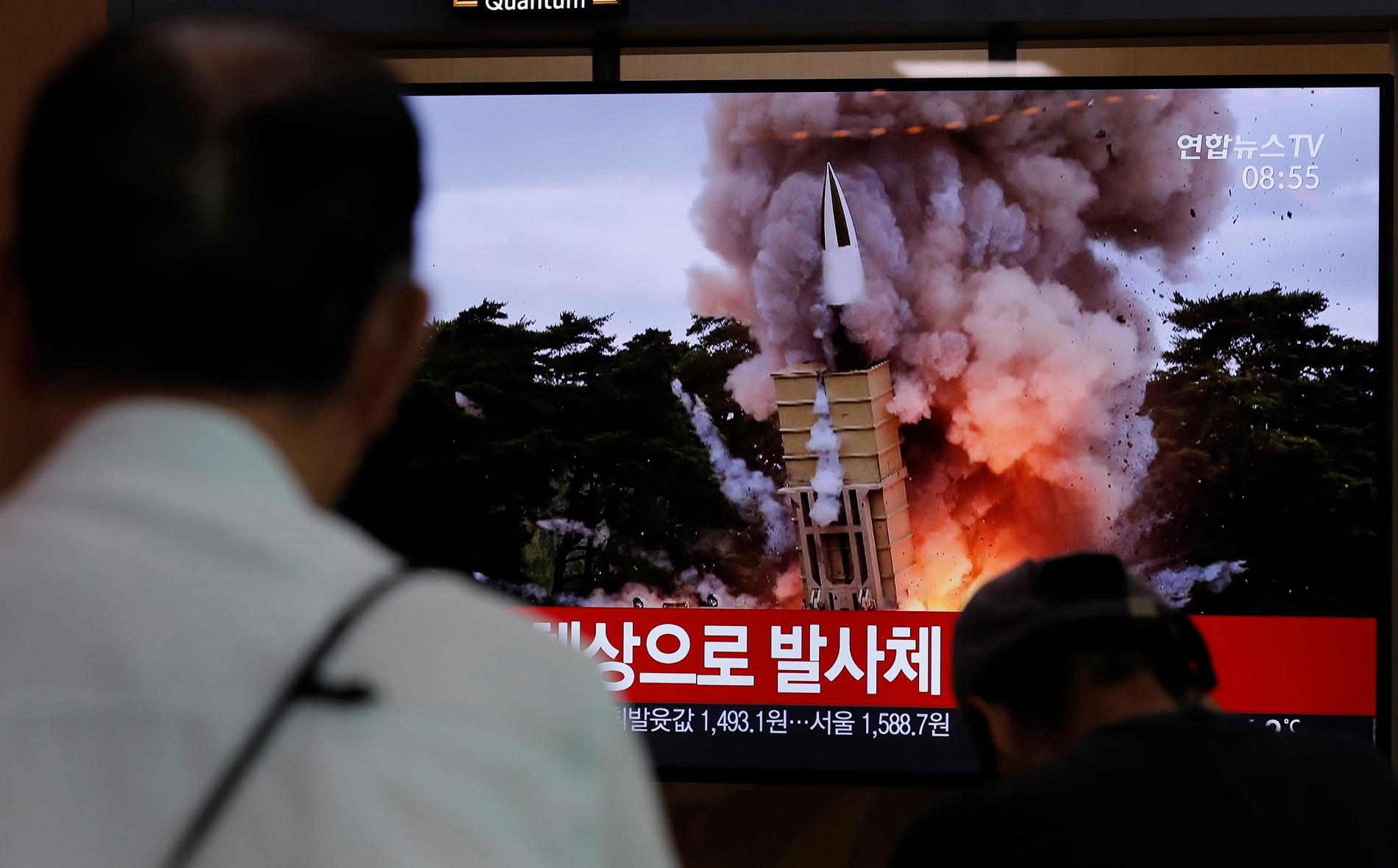 En tv-skärm på Seouls centralstation med lördagens rapportering om robotuppskjutningarna. Det är sjunde gången på kort tid som Nordkorea provskjutit vad som beskrivs som kortdistansrobotar.