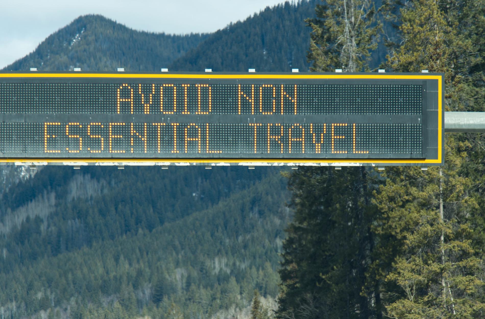 Skyltar över kanadensiska motorvägar manar till försiktighet: ”Undvik onödigt resande”.