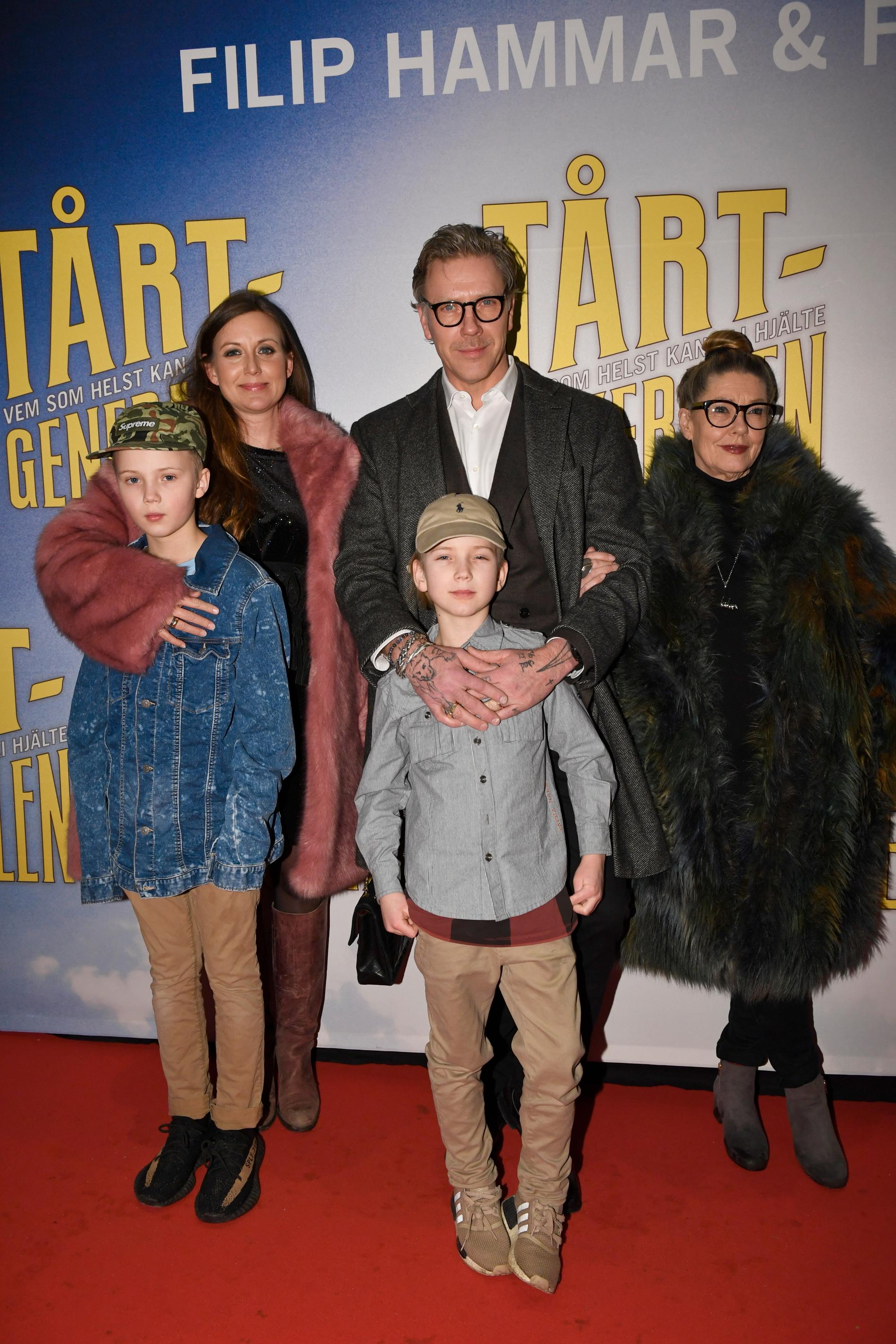 Mikael Persbrandt tillsammans med familjen under premiären av ”Tårtgeneralen”. 