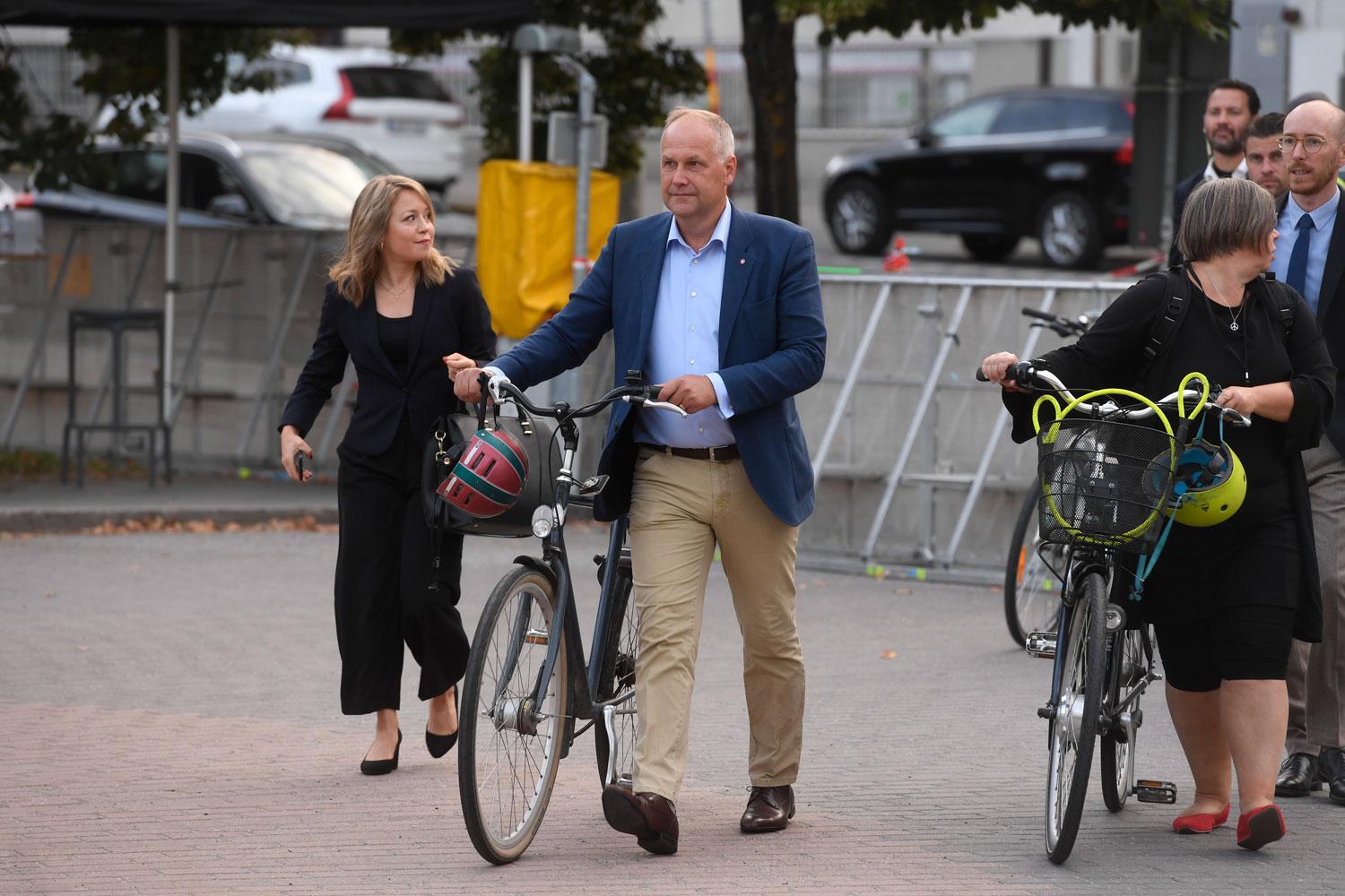 Jonas Sjöstedt tog cykeln till SVT-huset inför partiledarutfrågningen.