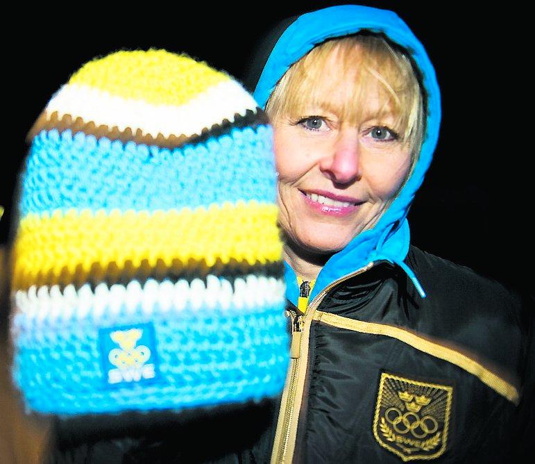 mönster-mamma Eva Christensson har fått Sverige att leta fram virknålarna. Alla villa ha hennes skapelse – den svenska OS-mössan.
