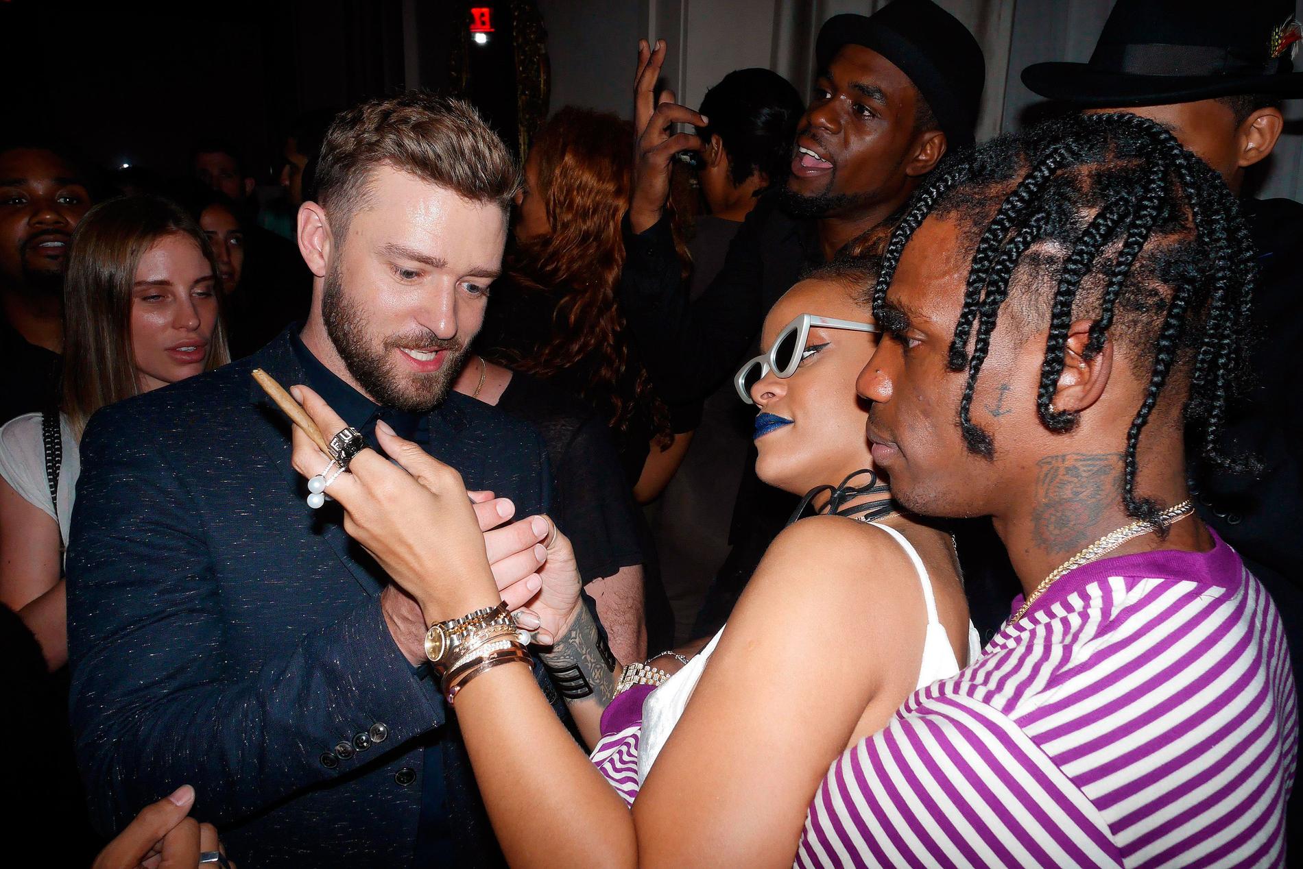 Rihanna och Travis har setts gosa ihop, som här på New York Fashion Week, framför Justin Timberlake.