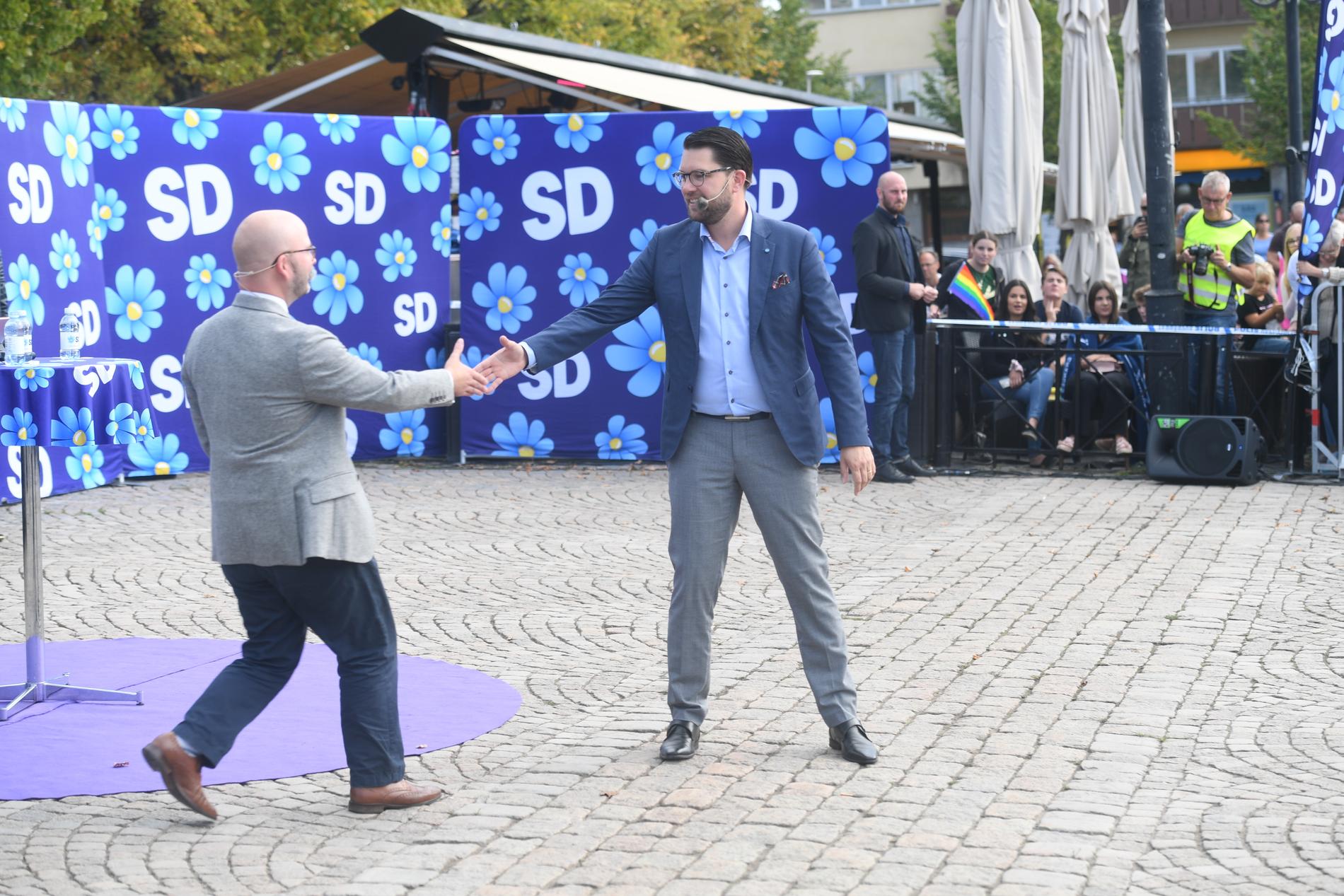 Sverigedemokraternas partiledare Jimmie Åkesson håller torgmöte på Stora torget i Motala och presenterar värvningen av Charlie Weimers (tv), tidigare Kristdemokraterna.