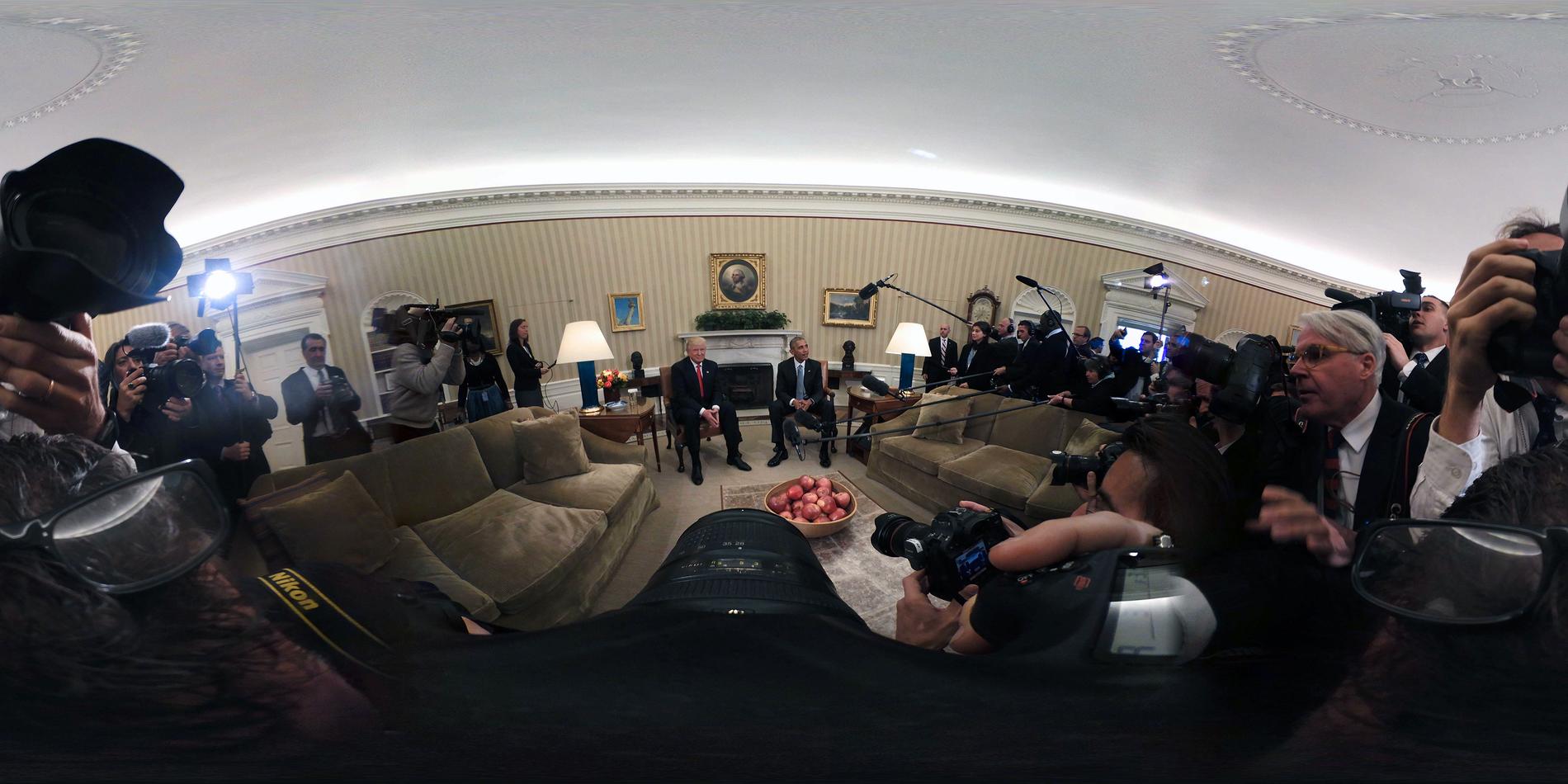 Donald Trumps och Barack Obamas möte i Vita Huset förevigat med supervidvinkel.
