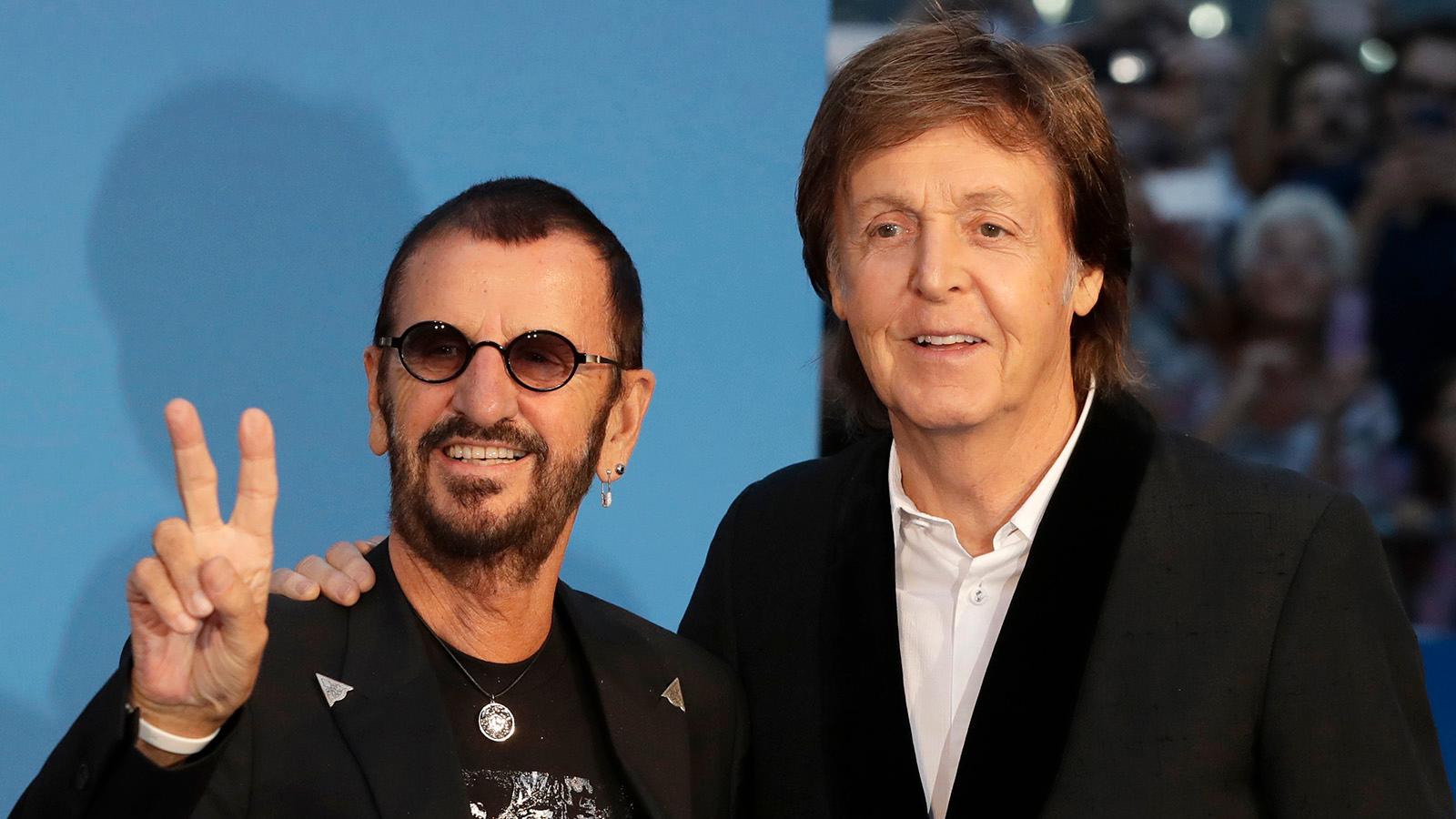 Nu är bägge ex-Beatles-medlemmarna adlade. Paul McCartney blev adlad redan 1997.