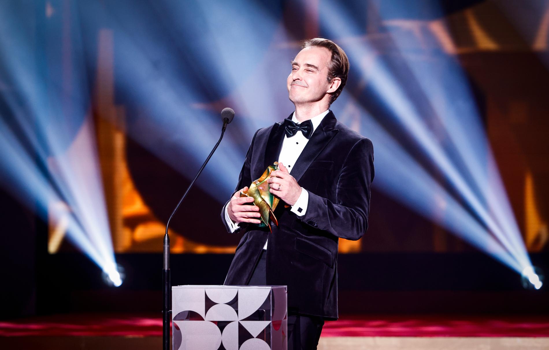 Jonas Karlsson tar emot priset för bästa Manliga huvudroll för rollen som Tyko Johnsson i "Sagan om Karl-Bertil Jonssons julafton”.