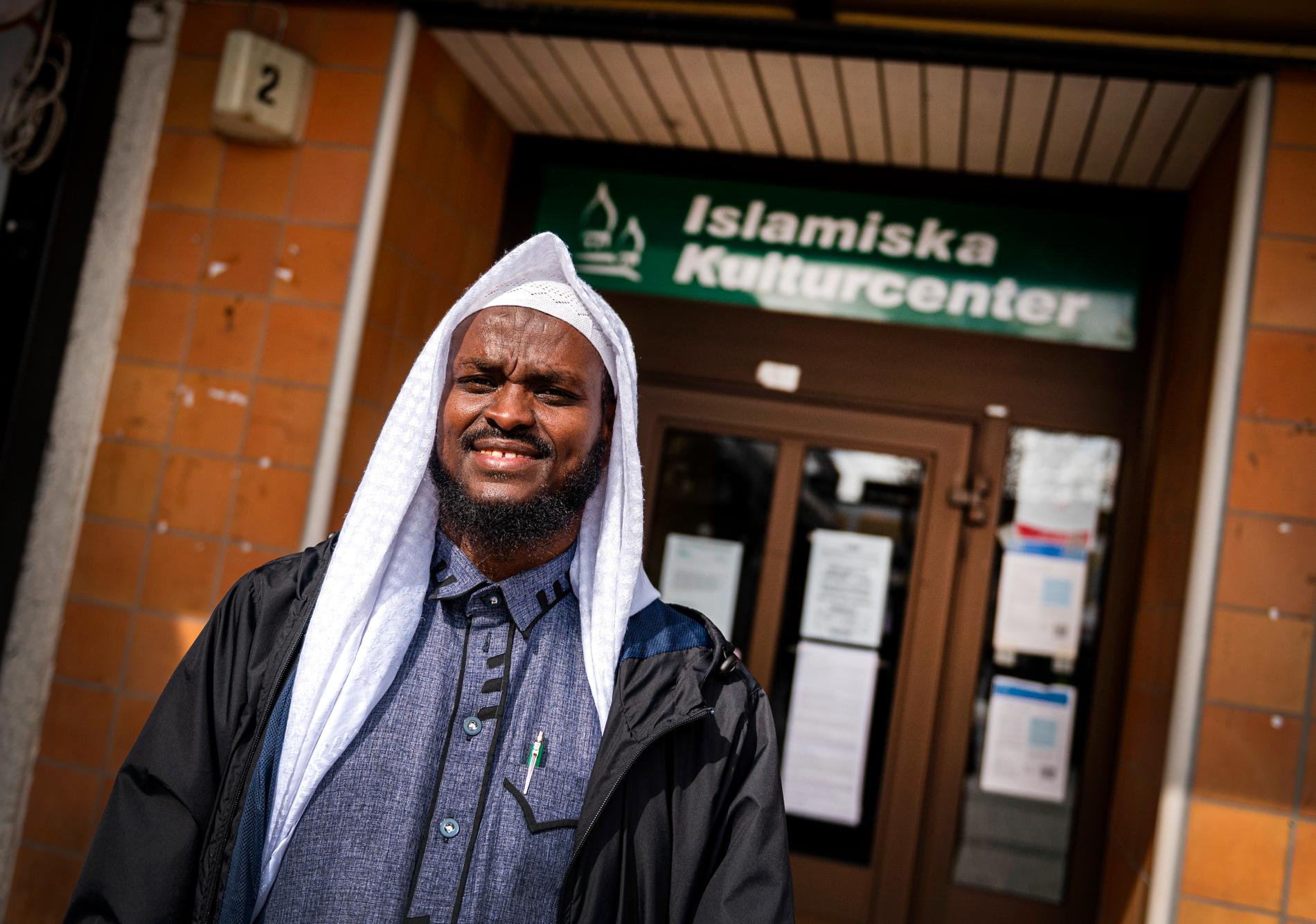 Imam Hussein Farah utanför den stängda moskén på Rinkeby torg. 