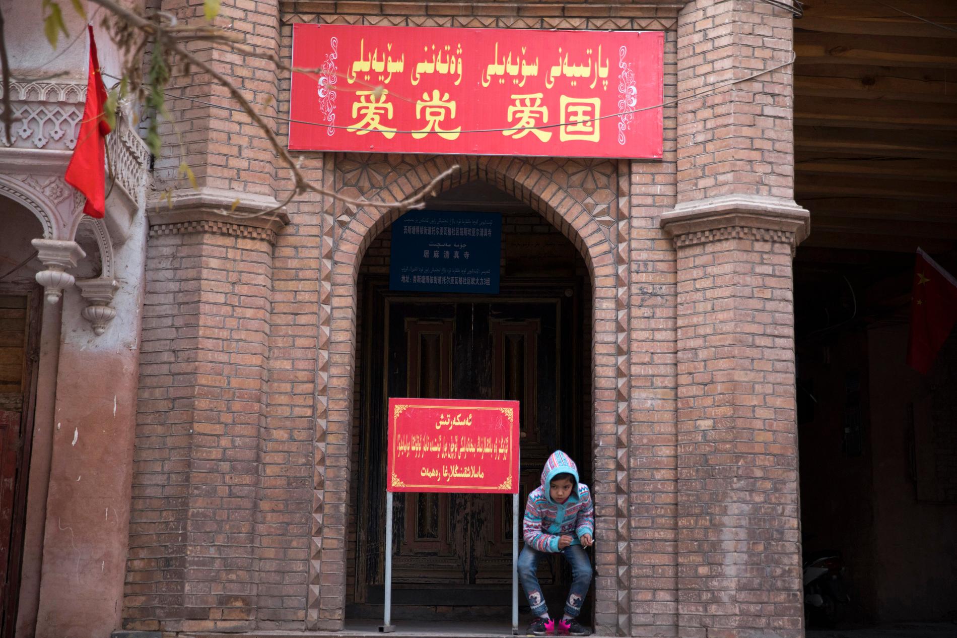 "Älska partiet – älska landet", lyder skylten som myndigheterna placerat ovanför entrén till en moské i staden Kashgar i Xinjiang-regionen. Arkivbild från november 2017.