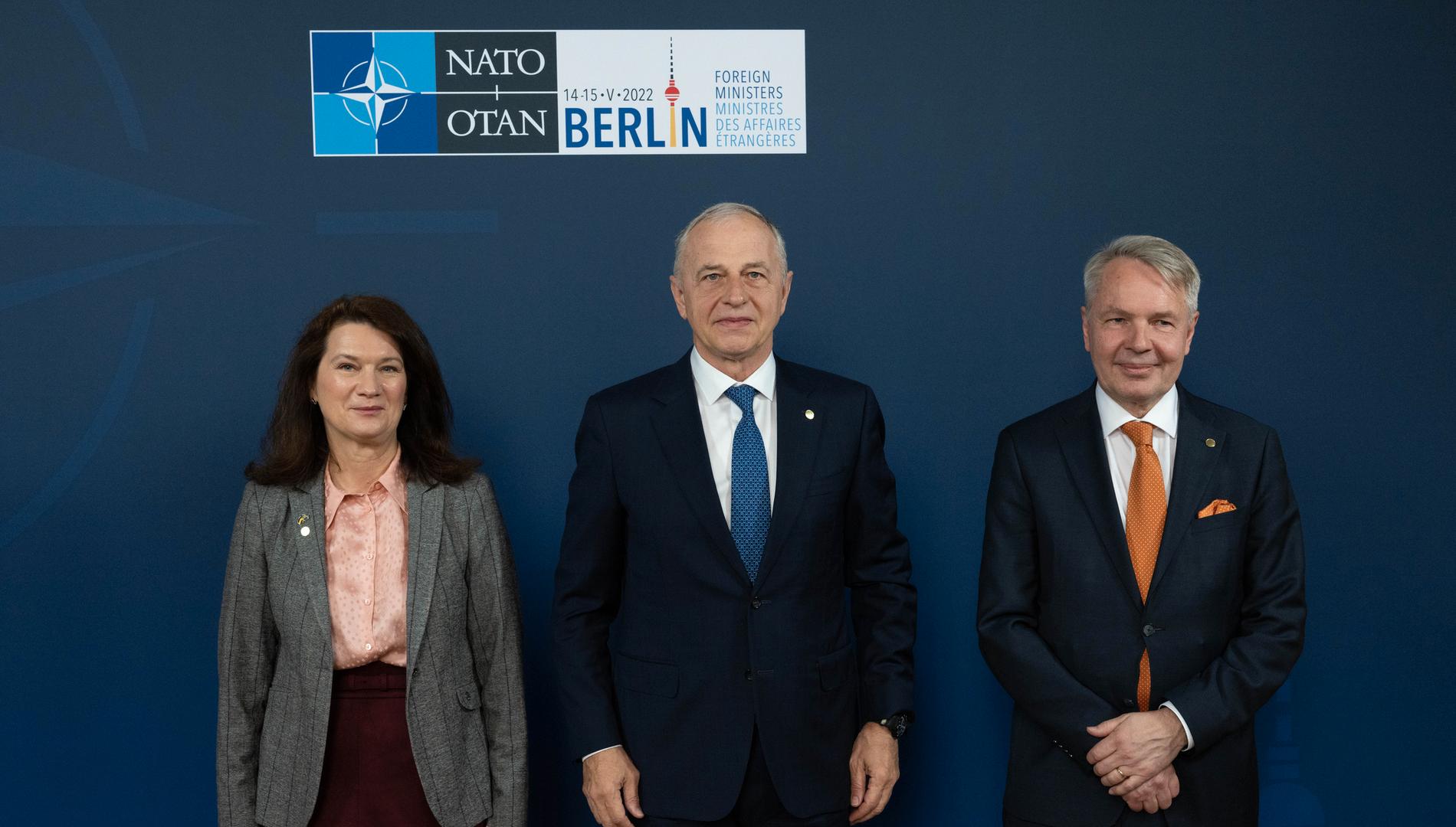 Utrikesminister Ann Linde, Natos vice generaldirektör Mircea Geoană och Finlands utrikesminister Pekka Haavisto på Nato-mötet i Berlin. 
