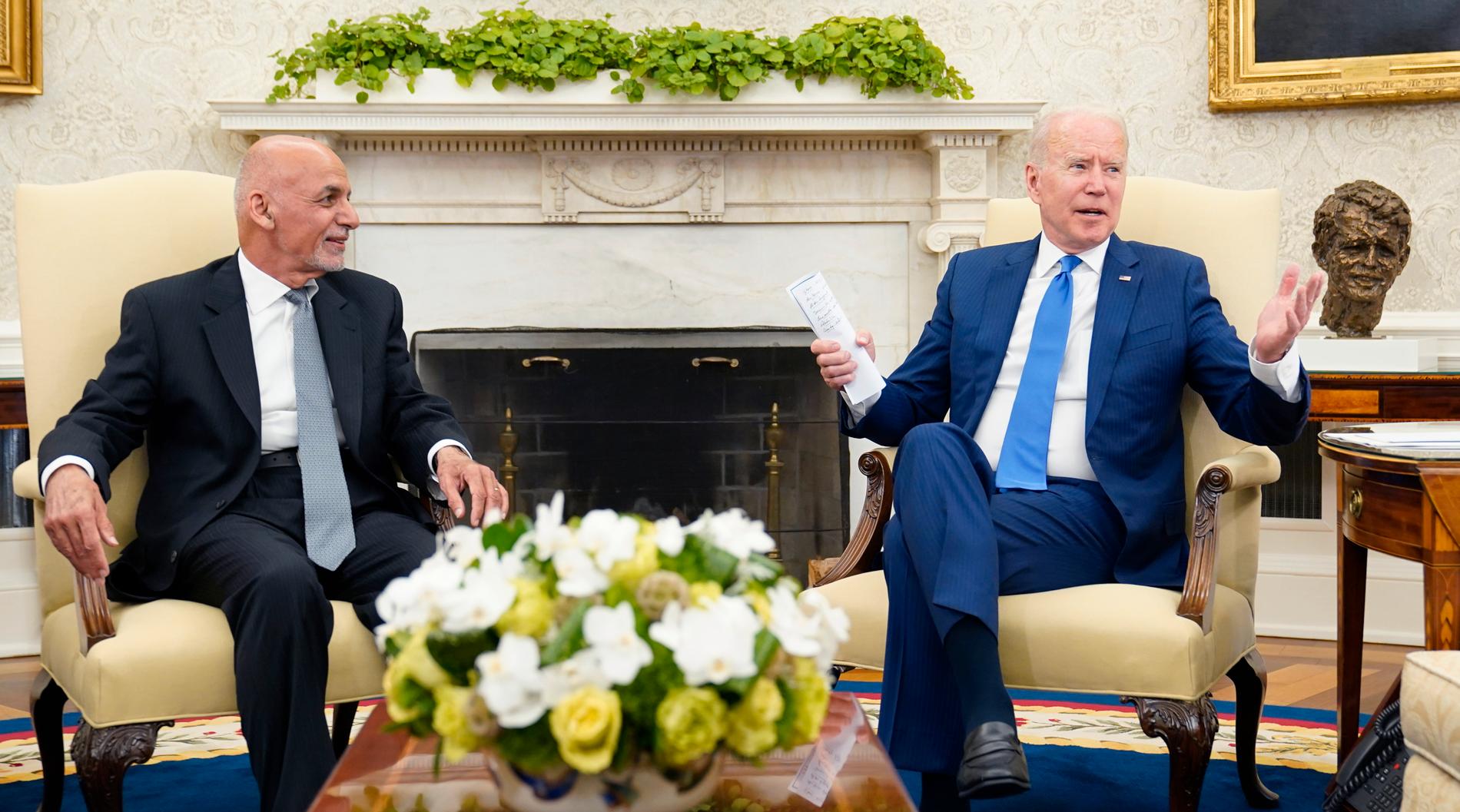 Afghanistans president Ashraf Ghani mötte USA:s president Joe Biden i Vita huset i juni. Här syns de under en pressträff. 