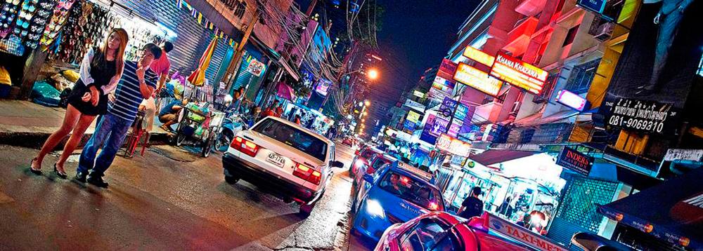 På nöjesgatan Sukhumvit Soi 11 kan du både bo, äta och festa – one night in Bangkok.