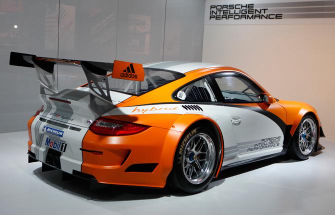 Porsche GT3 R är en hybridbil.